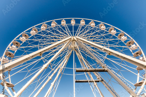 weißes Riesenrad vor blauem Himmel © dietwalther