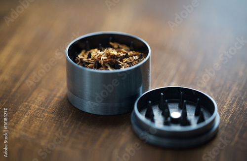 Fotografia close up of marijuana or tobacco and herb grinder