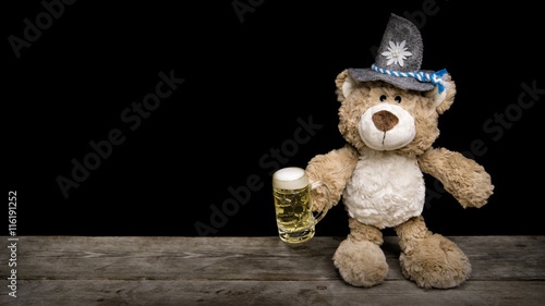 Teddy trinkt ein Bier photo