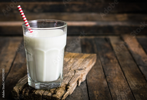 Photo Fresh milk in the glass on the table
