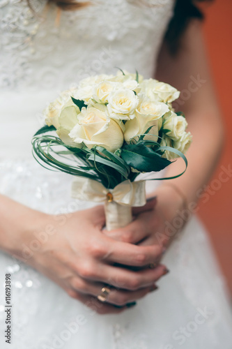 Obraz na płótnie nice wedding bouquet in bride's hand w salonie