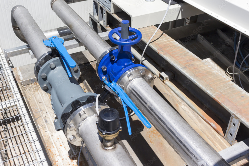 Valves and plumbing pipes in the hydraulic system Valves and plumbing pipes in the hydraulic system
