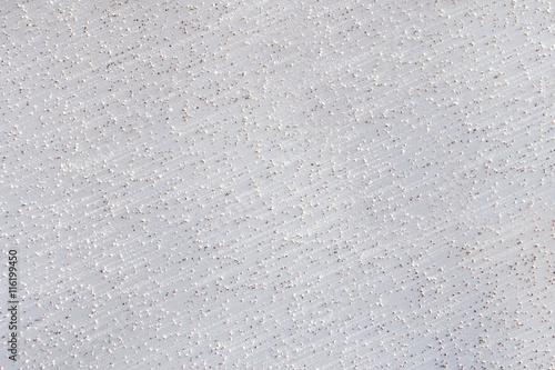 Abstraktes Muster einer weißen Wand mit kleinen herausstehenden Steinen