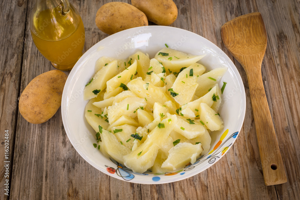 Insalata di patate, prezzemolo e olio extra vergine di oliva
