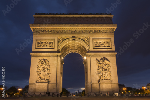 The Arch of Triumph at dusk © respiro888