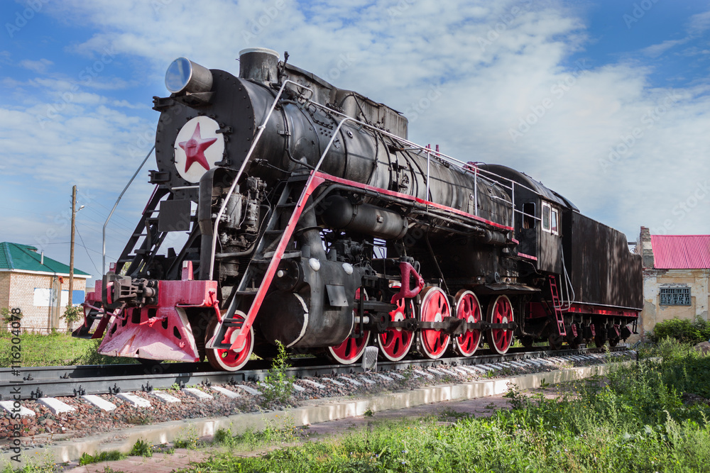 Naklejka premium Pomnik rosyjskiej lokomotywy parowej, zbudowany w 1951 r., Łukojanow,