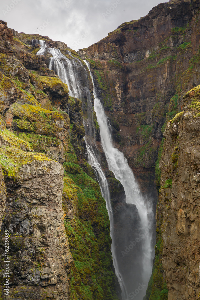 Obraz premium Looking down in the valley from the highest waterfall of Iceland Glymur