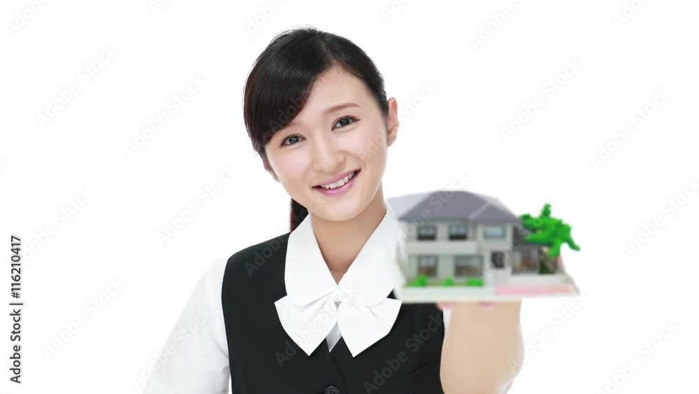 住宅模型を持つ女性