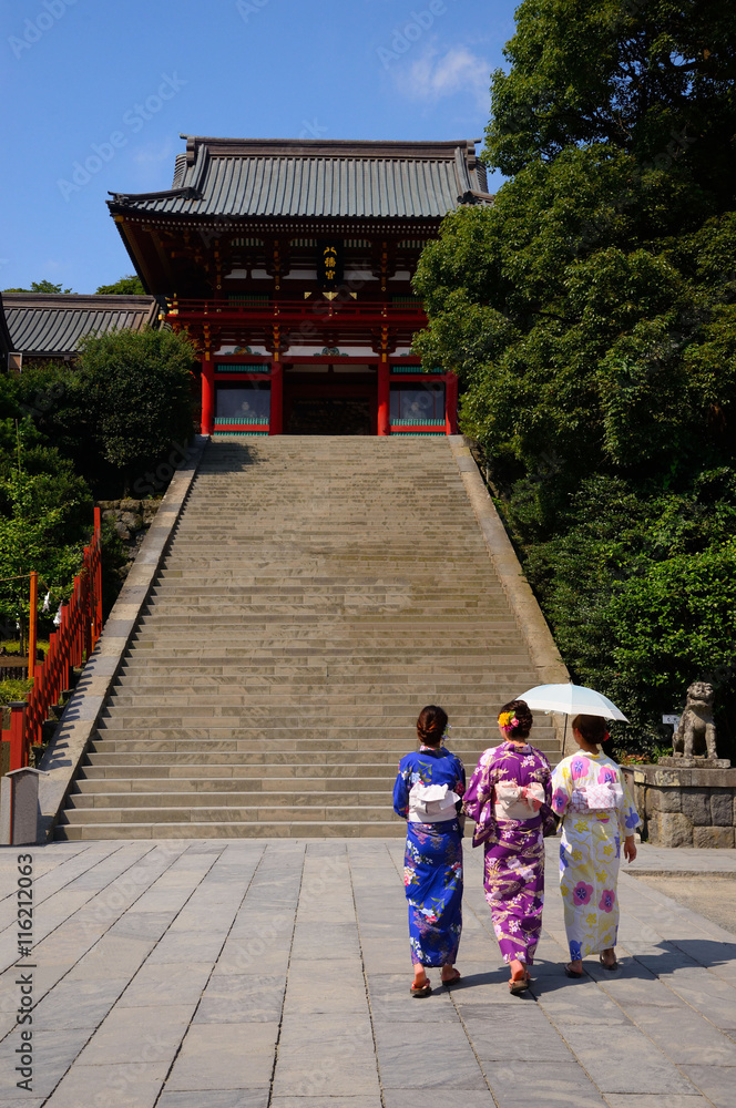 鎌倉鶴岡八幡宮と３人の浴衣の女性 鶴岡八幡宮の階段下にいた３人の浴衣を着た女性が夏の雰囲気を出していた Stock 写真 Adobe Stock