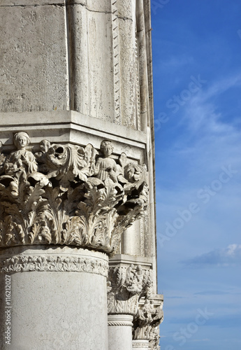 Fotografie Doge Palace ancient medieval capitals and columns with allegoric reliefs, in Sai