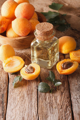 Foto apricot kernel oil in a glass jar closeup and ingredients