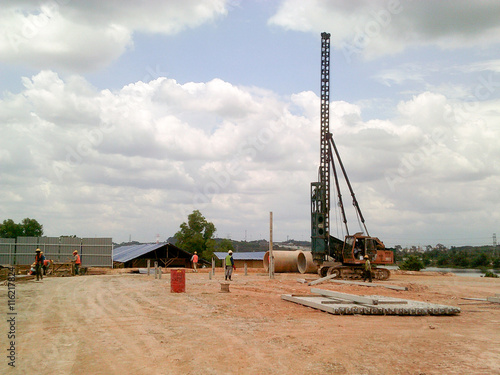 Quadro su tela MELAKA, MALAYSIA -JUNE 16, 2016: Piling machine at the construction site