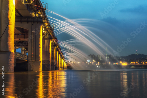 banpo rainbow bridge fountain