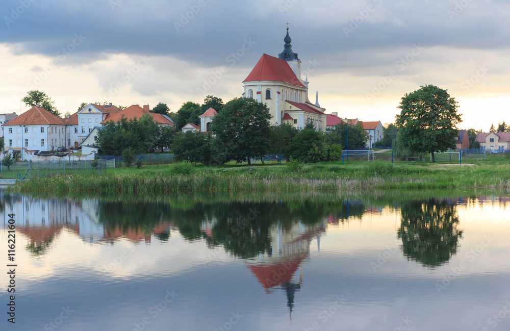 Panorama Siemiatycz na Podlasiu o zachodzie słońca. Widoczny barokowy Kościół Parafialny oraz zabytkowe budynki Klasztoru Misjonarzy  z XVIII w, styl późnobarokowy