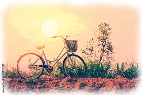Obraz na płótnie Akwarela malarstwo piękny rocznika rower w polu z kolorowym światłem słonecznym; styl vintage filtr na kartkę z życzeniami i pocztówkę.