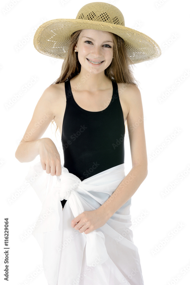 Mädchen in Badeanzug trägt Sommerhut und Pareo Mädchen in Badeanzug trägt Sommerhut und Pareo