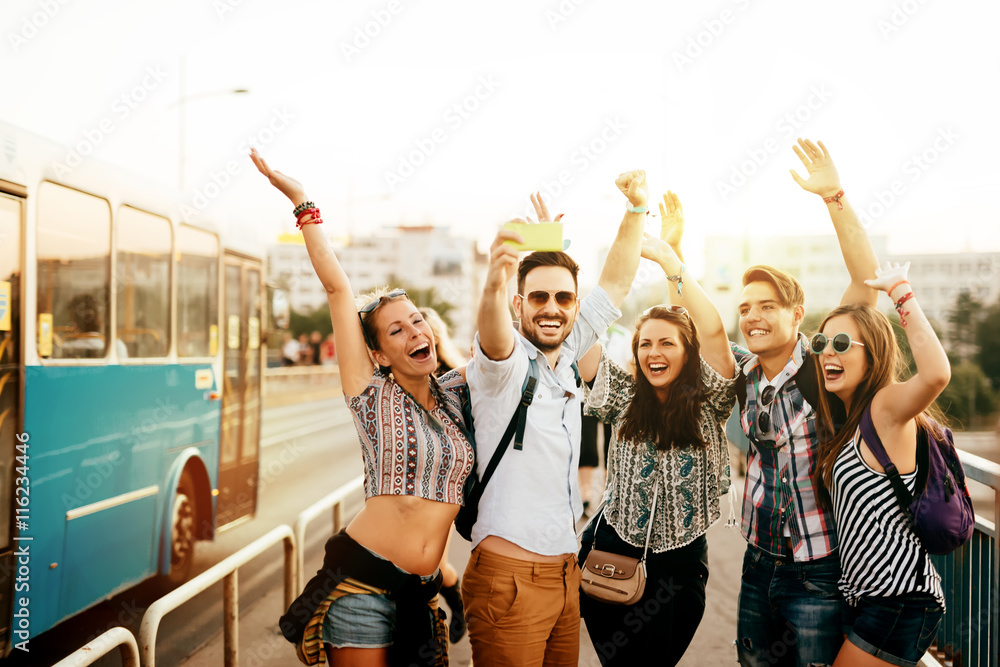 Wunschmotiv: Friends travelling, taking selfies and smiling #116234446