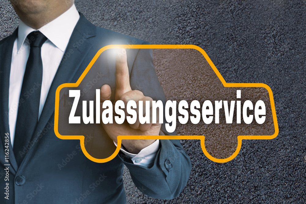zulassungsservice auto touchscreen wird von mann bedient konzept Stock