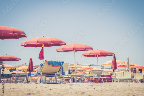 Sonnenschirme und Liegestühle am Strand, Rimini, Italien, retro photo