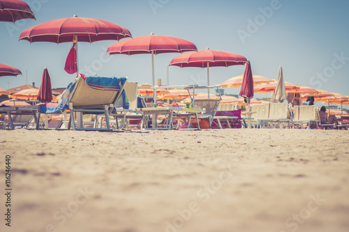 Sonnenschirme und Liegestühle am Strand, Rimini, Italien, retro