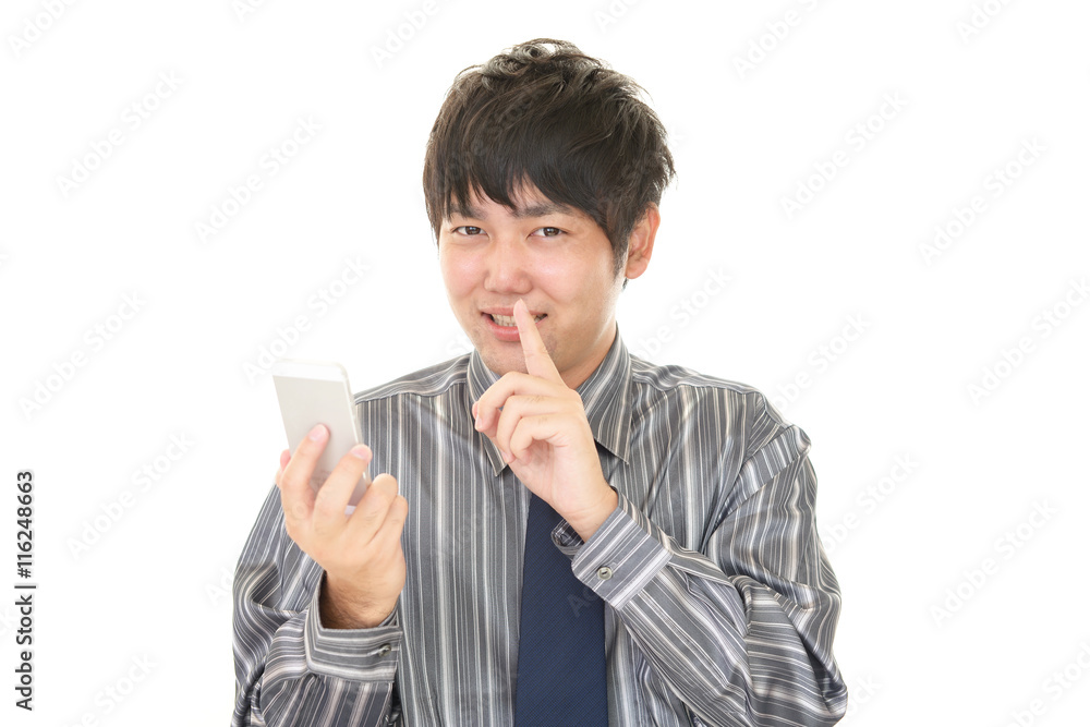 スマートフォンを持つ男性