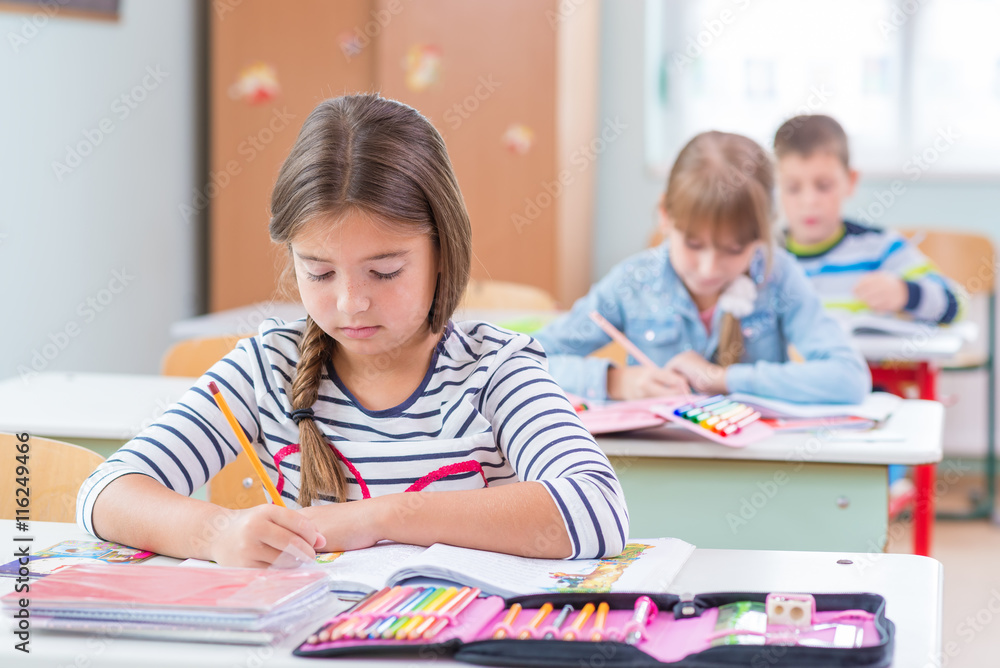Fototapeta premium Children of the school bench
