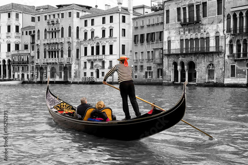 Gondeln in Venedig sw col © Blickfang