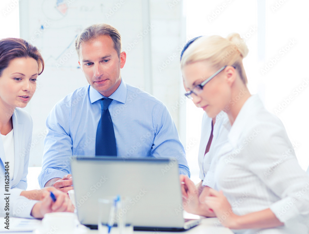 Obraz premium business team having meeting in office