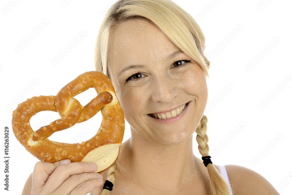 Frau isst Laugenbrezel zum Oktoberfest in Bayern Frau isst Laugenbrezel zum Oktoberfest in Bayern
