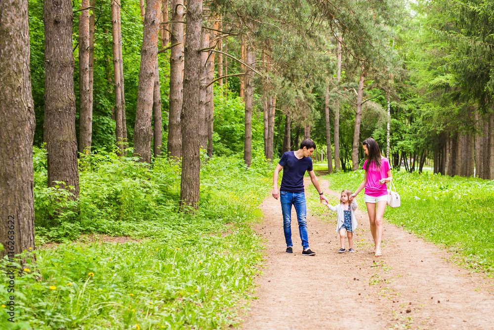 Obraz premium Family Walking Along Summer Path