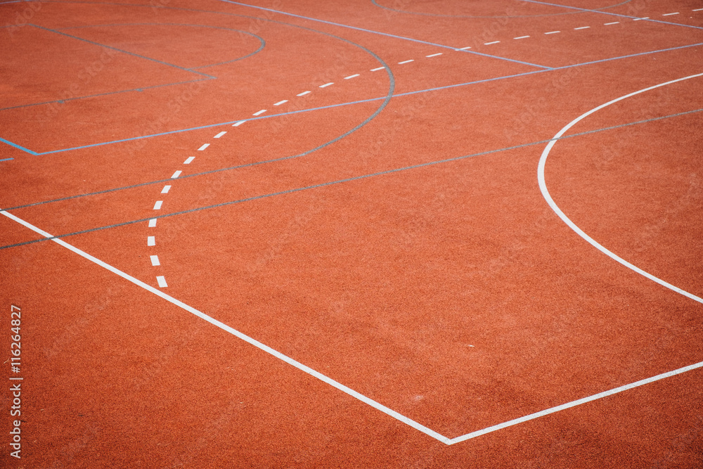 Rotes Feld auf dem Sportplatz mit Markierungen Rotes Feld auf dem Sportplatz mit Markierungen