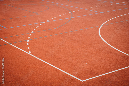 Rotes Feld auf dem Sportplatz mit Markierungen