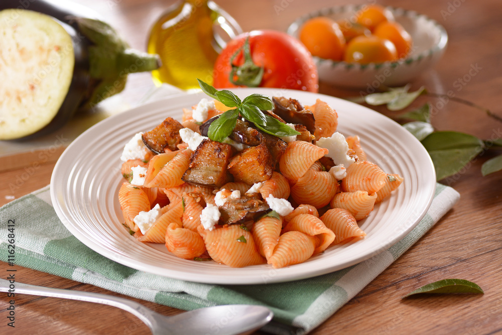 pasta alla norma tradizionale ricetta siciliana con melanzana e