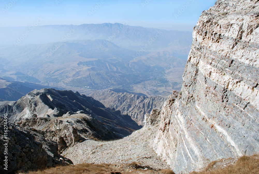 Слоистая скала в  горах Тянь Шаня