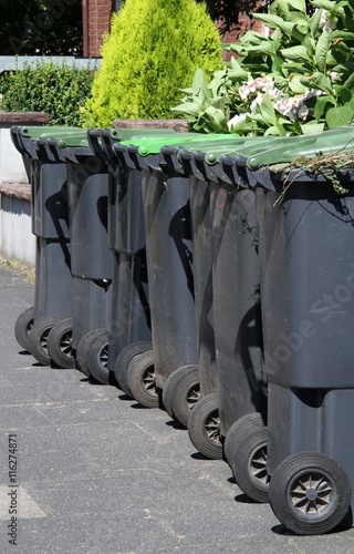 Graue Mülltonnen mit Kunststoffrädern