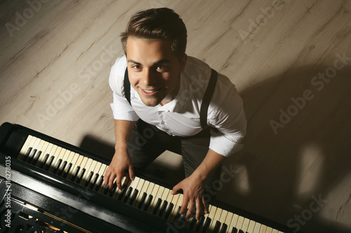 Fotografiet Musician playing piano