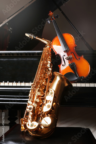 Canvas Print Violin with saxophone and piano, closeup