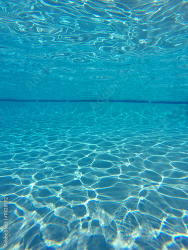Light Patterns Underwater i...