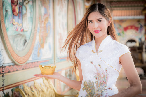Принти на полотні The Asian Chinese woman in Traditional Chinese  hold Chinese mon