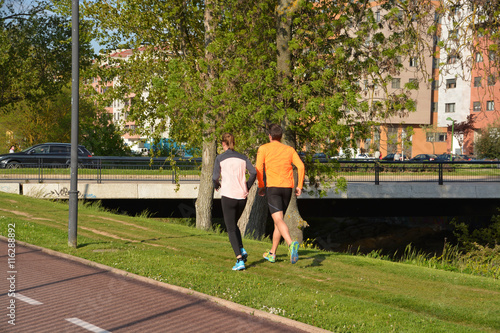 pareja corriendo al aire libre photo