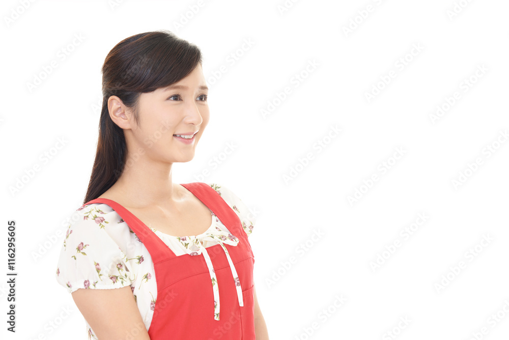 エプロンを着た笑顔の女性 エプロンを着た笑顔の女性