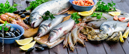Photo Raw seafood on wooden table.