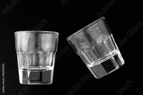 Принти на полотні due bicchierini da shot, vuoti, sfondo nero
