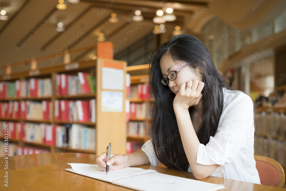 勉強をする女性 勉強をする女性