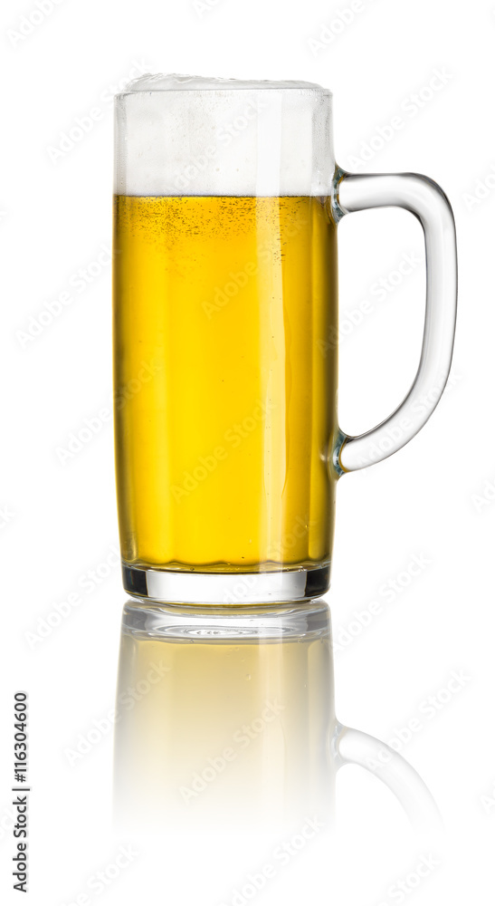Helles Bier in einem Bierkrug vor weißem Hintergrund Helles Bier in einem Bierkrug vor weißem Hintergrund