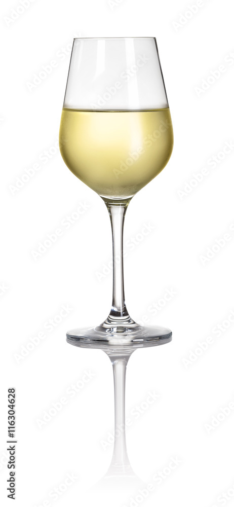 Glas mit Weißwein vor weißem Hintergrund Glas mit Weißwein vor weißem Hintergrund