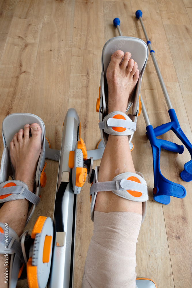 mann mit camoped und knie operation Stock-Foto | Adobe Stock