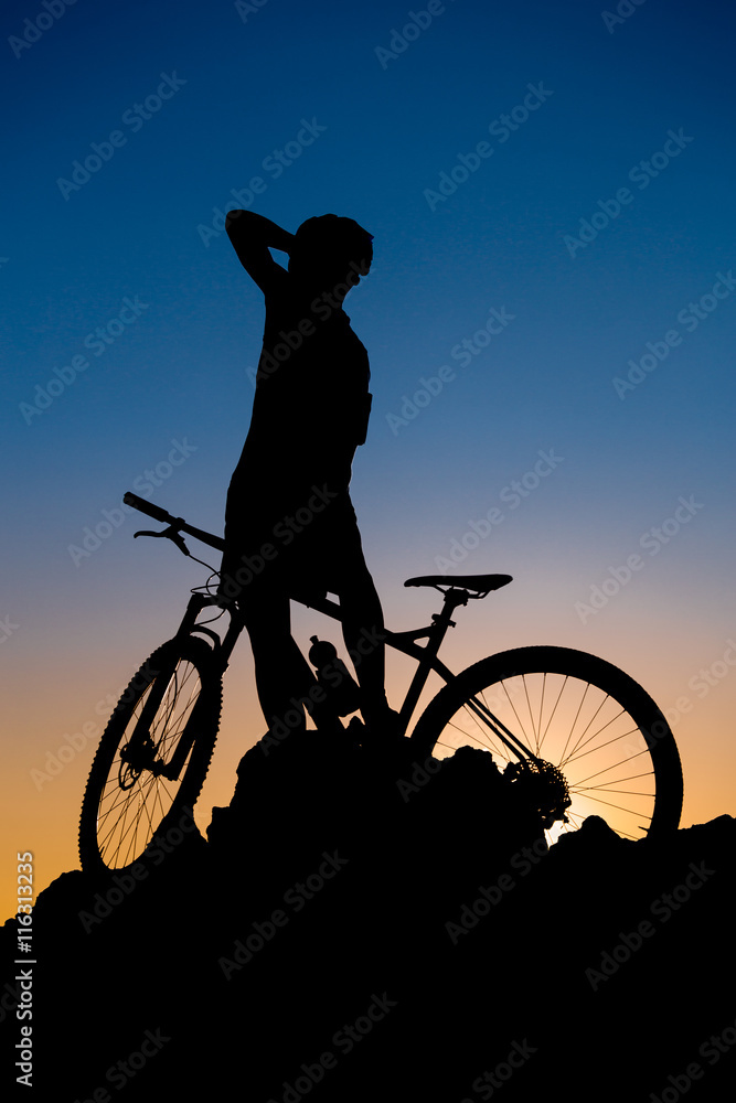 Obraz premium Mountain biker silhouette