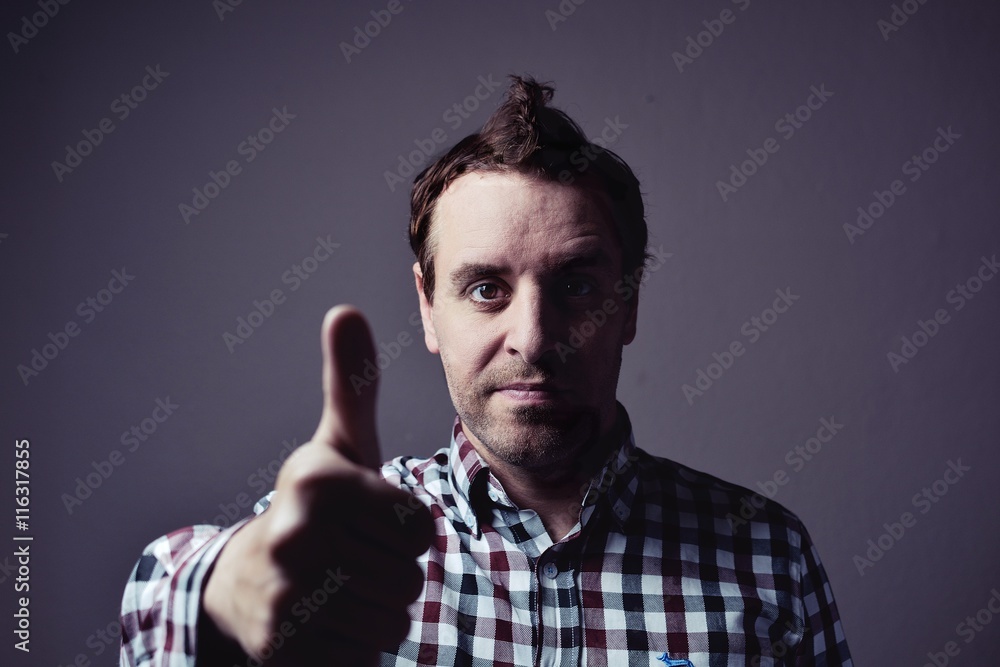 mann zeigt daumen hoch Stock Photo | Adobe Stock