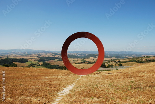 Roter Ring in toskanischer Landschaft photo